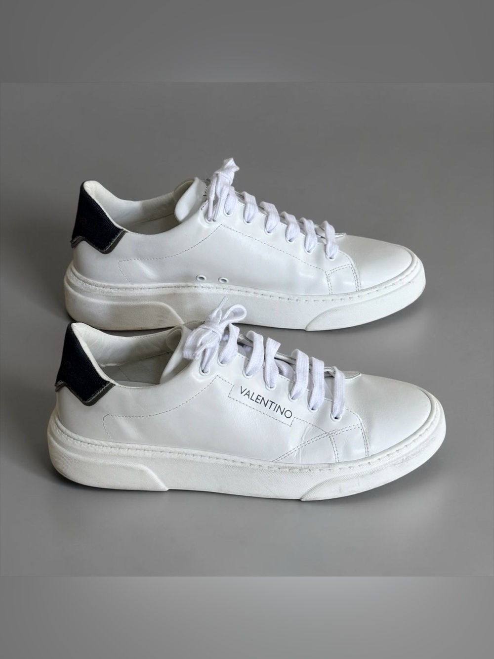 Valentino Garavani Men’s White Leather Low-Top Sneakers with Black Heel Sz 11 44